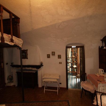 Le Petit Chateau Bed & Breakfast Dolceacqua Exterior photo