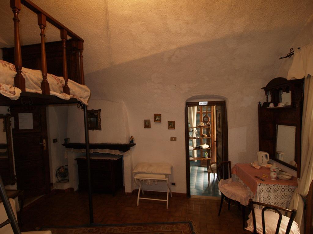 Le Petit Chateau Bed & Breakfast Dolceacqua Exterior photo